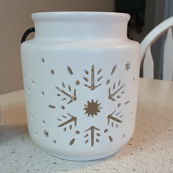 2 like new white snowflake ceramic lanterns - Picture 3 of 5